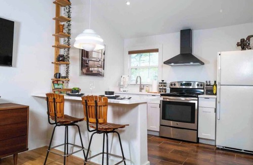 Greater Heights Apartment | boho chic studio w/pool,hot tub,relaxing courtyard
