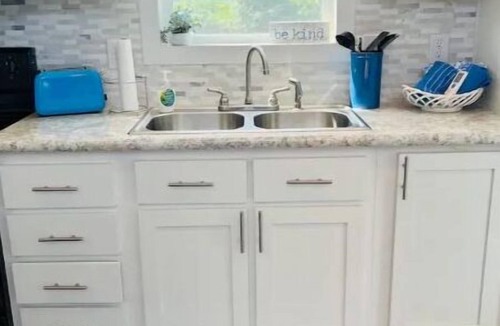 Granbury Cottage | Bosque Azul. A one bedroom tiny home with a loft.