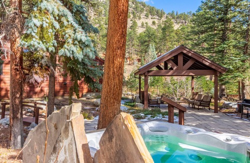 Estes Park Hotel | Boulder Brook on Fall River