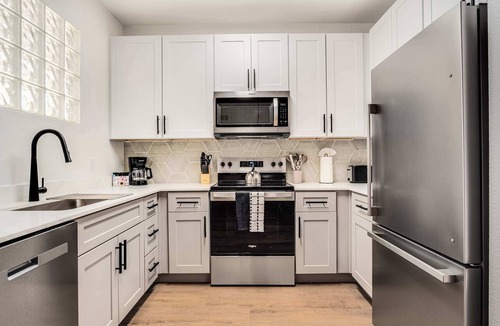 Glendale Sports and Entertainment District Apartment | Boulevard Stays 1BR by Stadium Pool, Parking, Gym 09