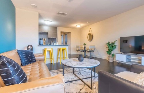 Riverside Apartment | Boulevard Stays 8 mins to Downtown King Bed Pool, Parking Gym 01