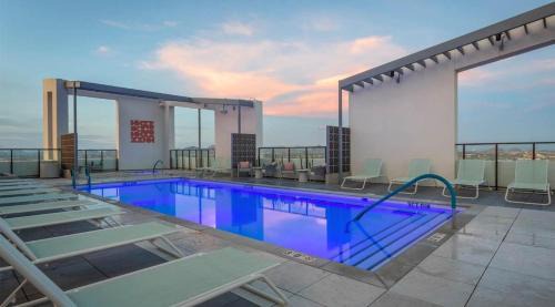 Evans Churchill Apartment | Boulevard Stays Modern Highrise STU Sky Pool Parking Gym 11