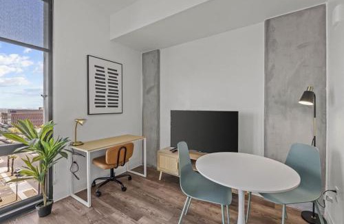 Evans Churchill Apartment | Boulevard Stays Modern Highrise STU Sky Pool Parking Gym 14