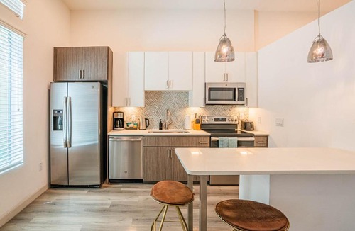 Evans Churchill Apartment | Boulevard Stays Modern Roosevelt Row Suite 1BR Pool Gym 3