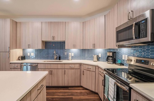 Downtown Phoenix Apartment | Boulevard Stays Modern Roosevelt Row Suite 2BR Pool, Gym 6