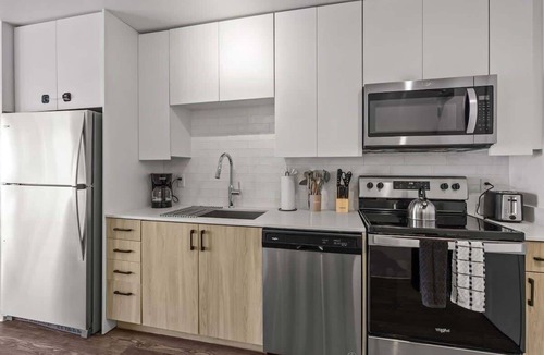 Evans Churchill Apartment | Boulevard Stays Modern Highrise STU Sky Pool, Gym 11