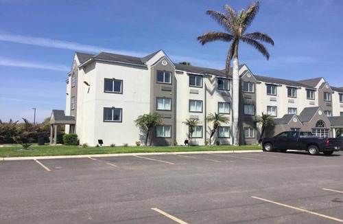 McAllen Apartment | Bright ADA Queen Bed|Pool|Parking