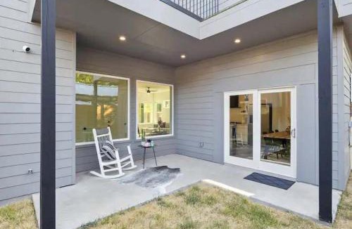 Montopolis House | Bright & Airy 3BR - Perfect Location and Balcony