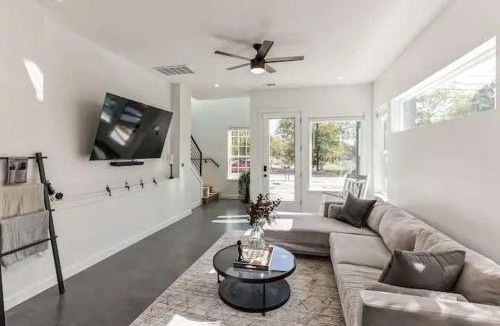 Montopolis House | Bright & Airy 3BR - Perfect Location and Balcony