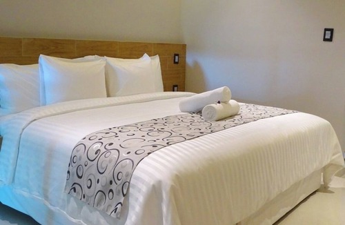 Downtown Cancun Hotel | Bright Double Room with Rooftop Pool – Walk to Restaurants & Local Attractions