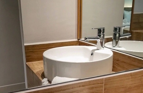 Downtown Cancun Hotel | Bright Double Room with Rooftop Pool – Walk to Restaurants & Local Attractions