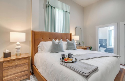 Granbury Hotel | Bright King Room in Granbury Hotel on the Historic Granbury Square