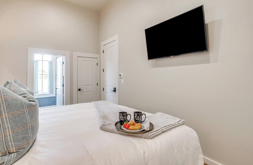 Granbury Hotel | Bright King Room in Granbury Hotel on the Historic Granbury Square