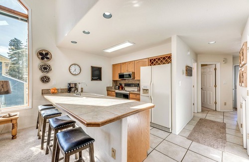 Cloudcroft Apartment | Bright Townhome - 1 Mile to Downtown Cloudcroft