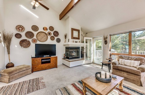 Cloudcroft Apartment | Bright Townhome - 1 Mile to Downtown Cloudcroft