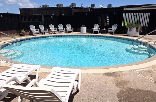 Shibui Sands Apartment | BSI111- Cozy Studio Sleeps 2, Pool, Walk to the Beach, Ocean Views, Dogs OK!