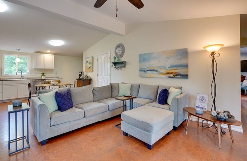 Buchanan House | Buchanan Home w/Deck, 4 Mi to Paris Landing!