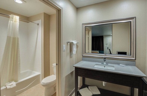 Fort Worth Hotel | Budget Accommodation Ideal For Couple Traveler | Room w/Free Breakfast