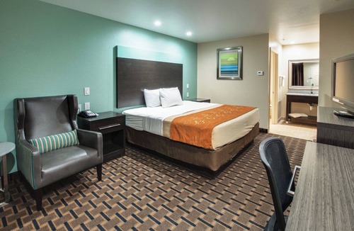 Fort Worth Hotel | Budget Accommodation Ideal For Couple Traveler | Room w/Free Breakfast