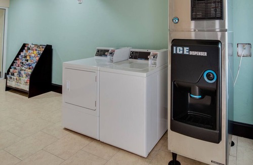 Fort Worth Hotel | Budget-friendly Accommodation | Room w/Hot-tub and Free Breakfast