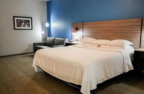 Port Aransas Hotel | Budget-friendly King Room Perfect for Couples w/Free Parking Included