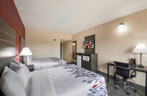 Manor Hotel | Budget-Friendly Manor Retreat Near Austin Dining & Attractions