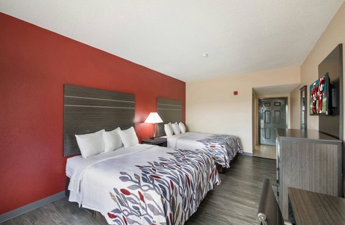 Manor Hotel | Budget-Friendly Manor Retreat Near Austin Dining & Attractions