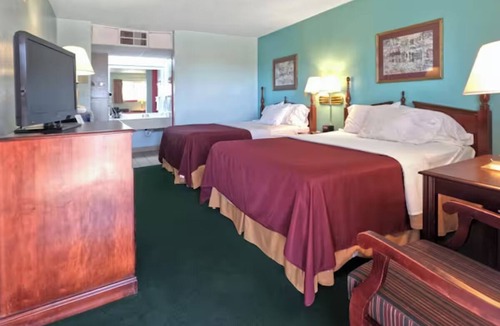 Vega Hotel | Budget-Friendly Room by I-40 – Great Overnight Stop w/Free Parking & Breakfast