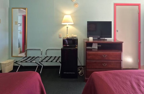 Vega Hotel | Budget-Friendly Room by I-40 – Great Overnight Stop w/Free Parking & Breakfast