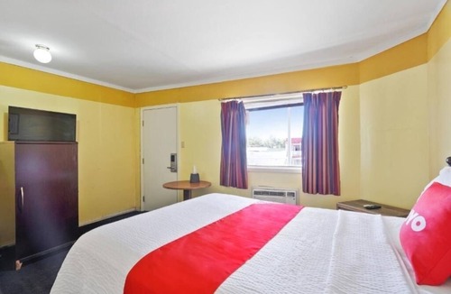 Alpine Hotel | Budget-Friendly Stay Near Big Bend and Alpine-Casparis Municipal Airport
