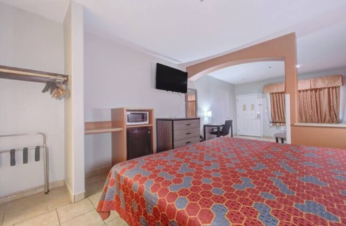 Weslaco Hotel | Budget-Friendly Stay w/King Bed – Perfect for Exploring Local Attractions