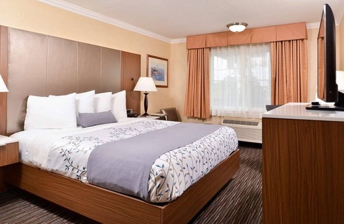 Inglewood Hotel | Budget-friendly Unit w/1 King Bed | Close to Venice Beach & Hollywood