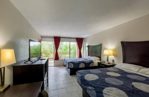 Beeville Hotel | Budget Stay Near Beeville Country Club – 4 Rooms w/Free Parking