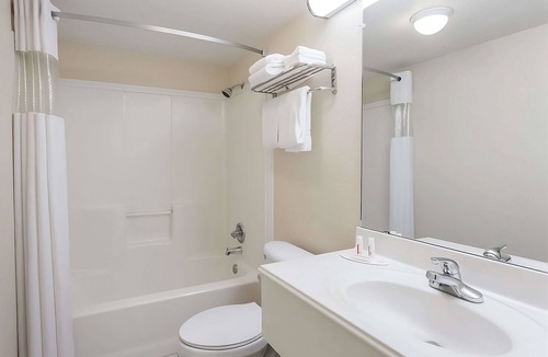 Austin Ave. Hotel | Budget Stay w/Mini-Fridge and Microwave Near Waco’s Top Museums – Pet-Friendly!