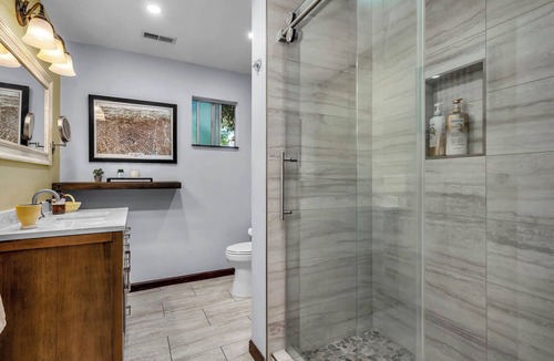 Burbank House | Bungalow Retreat Explore in Walk-able Location. Close to Universal n Warner Bros