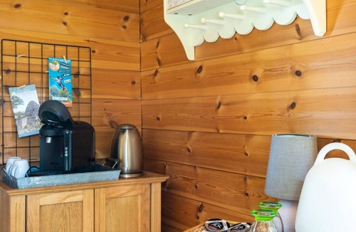 Oppede Cabin | Cabane perchée with Jacuzzi, in the heart of the Luberon