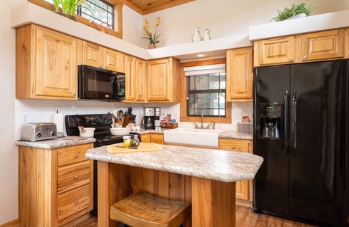 Hemphill House | Cabin 11 · Waterfront Tiny Home with Amazing Views, King Bed, Deck,