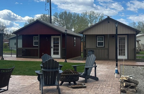 Reed Point Cabin | Cabin 3 with AC and WiFi in charming Reed Point. ADA compliant.