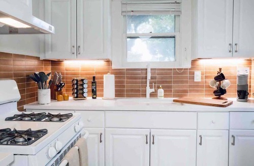 Greater Heights Apartment | calla lily - relaxing haven with pool & hot tub