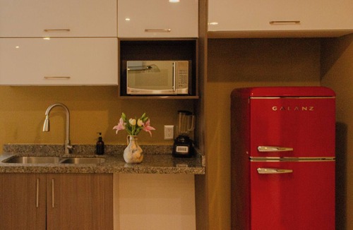 Providencia Apartment | Cama King · rooftop bar · Country Club Guadalajara · limpieza diaria