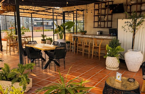 Providencia Apartment | Cama King · rooftop bar · Country Club Guadalajara · limpieza diaria