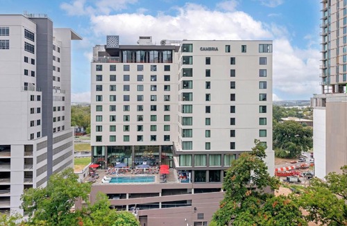 Rainey Street Historic District Hotel | Cambria Hotel Austin Downtown
