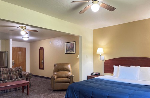 Blanco Hotel | Candlelight Inn & Suites Hwy 69 near McAlester