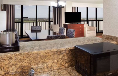 Nassau Bay Hotel | Captivating Lake View Room – Perfect Starting Point to Explore NASA