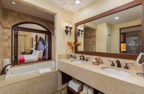 Cabo San Lucas Hotel | Captivating Studio with Tennis Court Ideal for Weekend Getaway