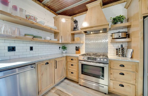 Broken Bow Cottage | Carson Creek Cabin w/Hot Tub & Game Loft!