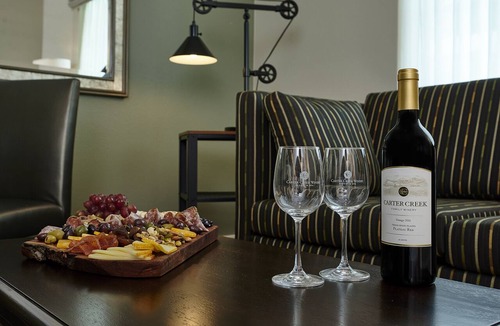 Johnson City Hotel | Carter Creek Winery Resort & Spa