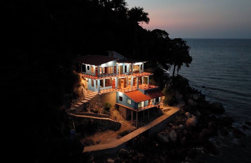 Yelapa House | Casa Azul – Oceanfront Estate w/Rooftop Deck