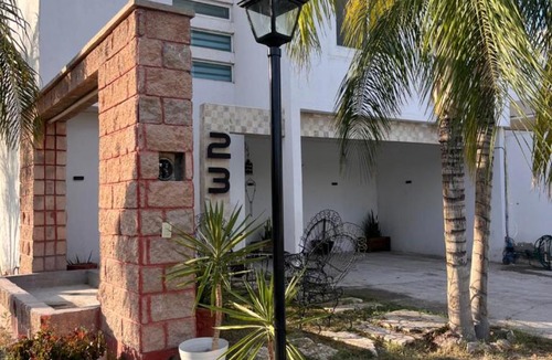Torreon House | Casa completa, 4 dormitorios, 7 camas dobles, 4 sofá cama, 3 baños 1 en planta baja, cocina equipada, consola Arcade, asador, juguetes para niños, plancha, secadora, cafetera, etc, fraccionamiento privado, zona de vías rápidas y toallas