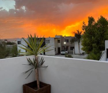 Torreon House | Casa completa, 4 dormitorios, 7 camas dobles, 4 sofá cama, 3 baños 1 en planta baja, cocina equipada, consola Arcade, asador, juguetes para niños, plancha, secadora, cafetera, etc, fraccionamiento privado, zona de vías rápidas y toallas